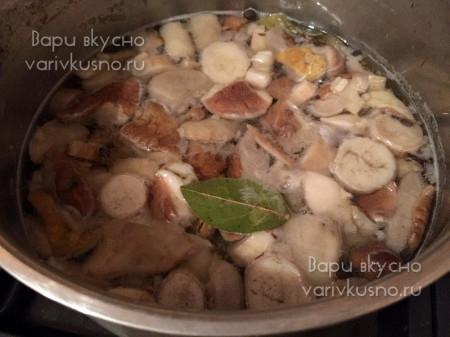 Грибы, маринованные на зиму. Простой рецепт приготовления маринованных груздей на зиму в банках. Маринованные подосиновики и подберезовики.