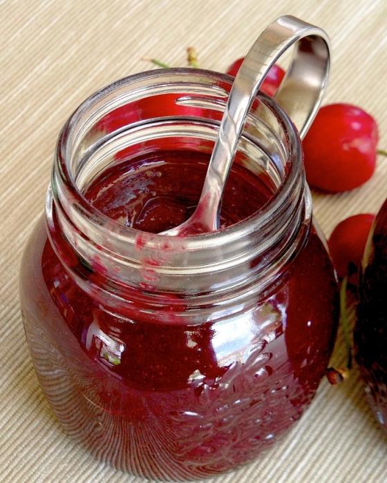 Как делать варенье из вишни с косточкой. Укупорить варенье из вишен. Рецепт варенья без косточек.