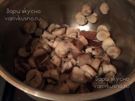 Грибы, маринованные на зиму. Простой рецепт приготовления маринованных груздей на зиму в банках. Маринованные подосиновики и подберезовики.
