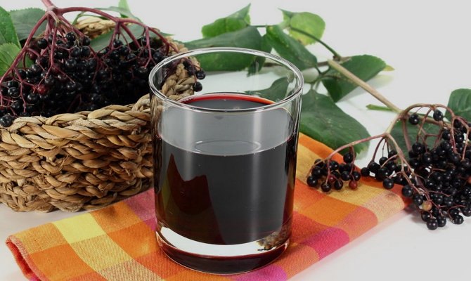 Вкусные настойки на спирту лучшие рецепты. Настойка из листьев барбариса. Наливка из брусники.