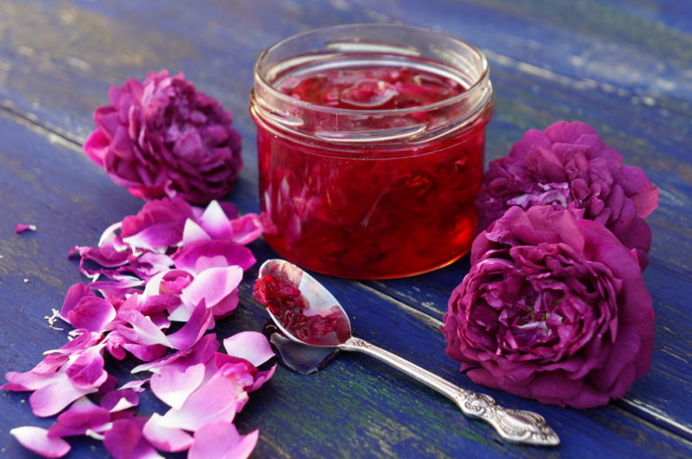 Варенье из листьев роз рецепт. Клубничное с розами. Варенье из лепестков роз польза, лечебные свойства.