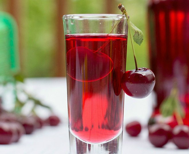 Вкусные настойки на спирту лучшие рецепты. Настойка из листьев барбариса. Наливка из брусники.