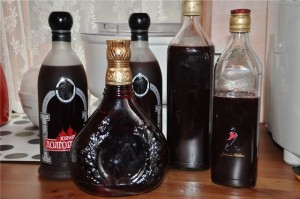 Вкусные настойки на спирту лучшие рецепты. Настойка из листьев барбариса. Наливка из брусники.